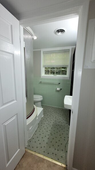 Building Photo - 129 Reservoir Ridge Dr