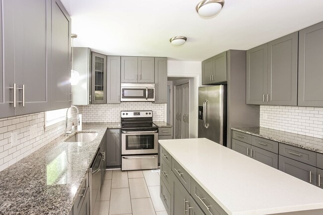 Building Photo - Beautiful 3 Bedroom single family home in ...