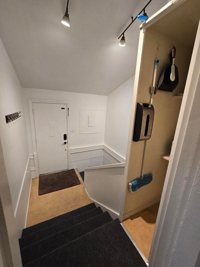 Building Photo - 4 Bedroom, 2 Bathroom House!