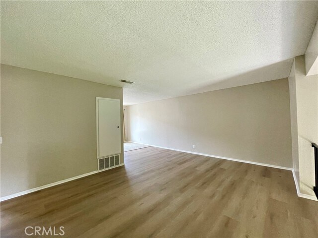 Building Photo - 326 W 9th St