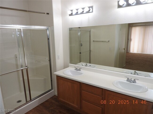 Building Photo - 3400 Cabana Dr
