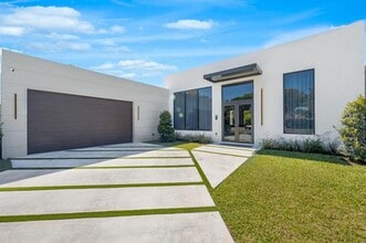 Building Photo - 1000 SW 93rd Ave