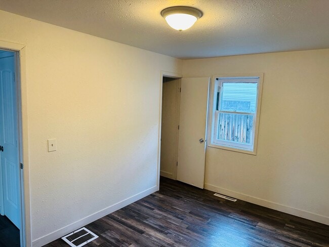 Building Photo - 4 bedroom, 1 bath. Pets Ok, Remodeled in 2...