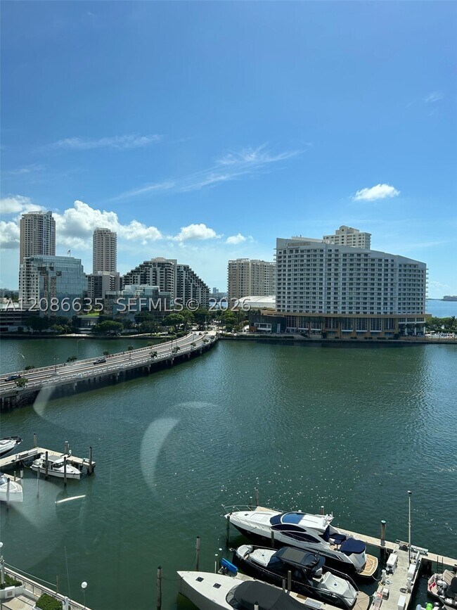 Building Photo - 905 Brickell Bay Dr