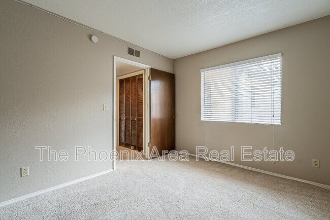 Building Photo - 2256 W Lindner Ave