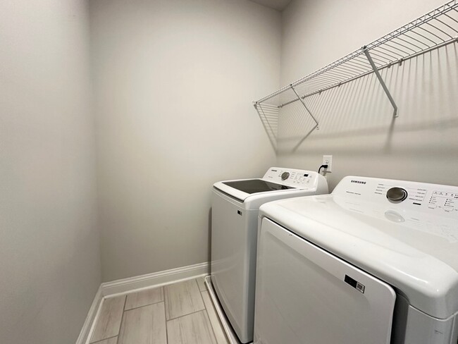 Building Photo - SPACIOUS TOWNHOME