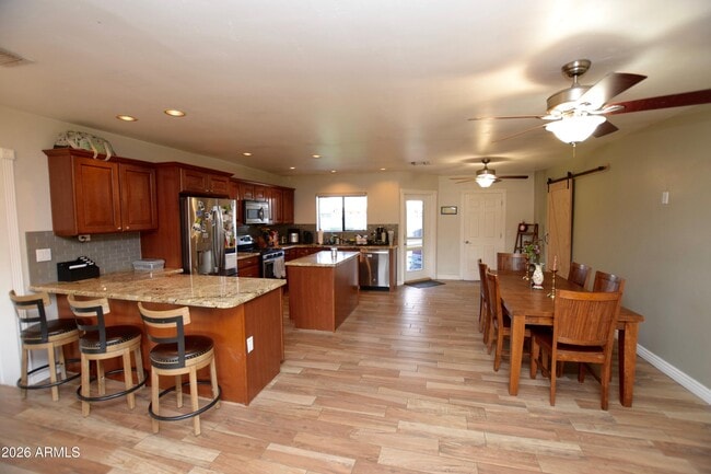 Building Photo - 946 E Denton Ln