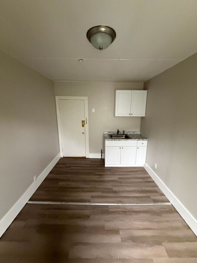 Building Photo - Studio Apartment for Rent – Utilities Included!