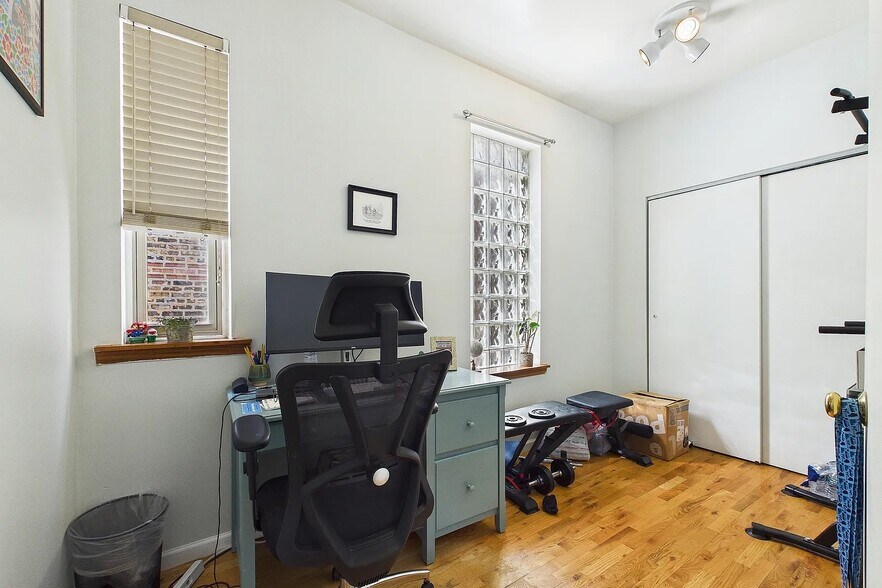 Main floor office/bedroom - 2330 W Palmer St