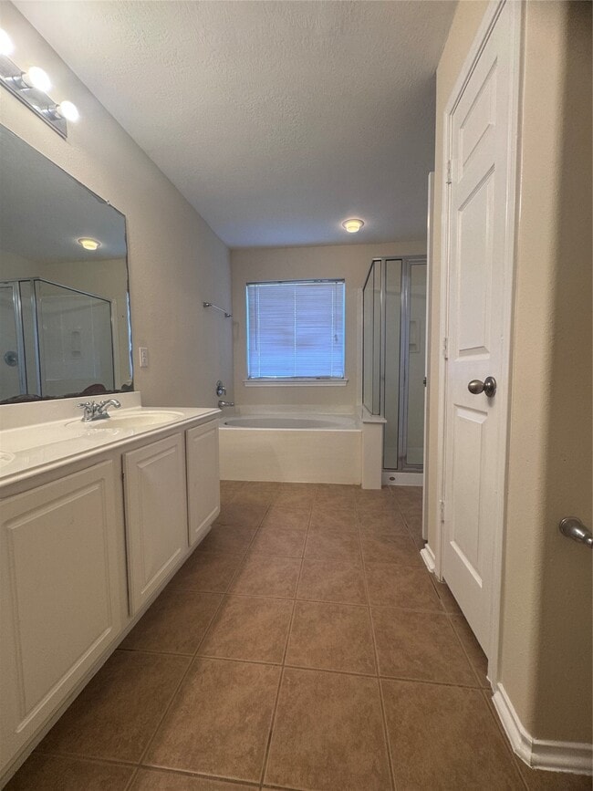 Building Photo - 6213 Stoney Creek Dr