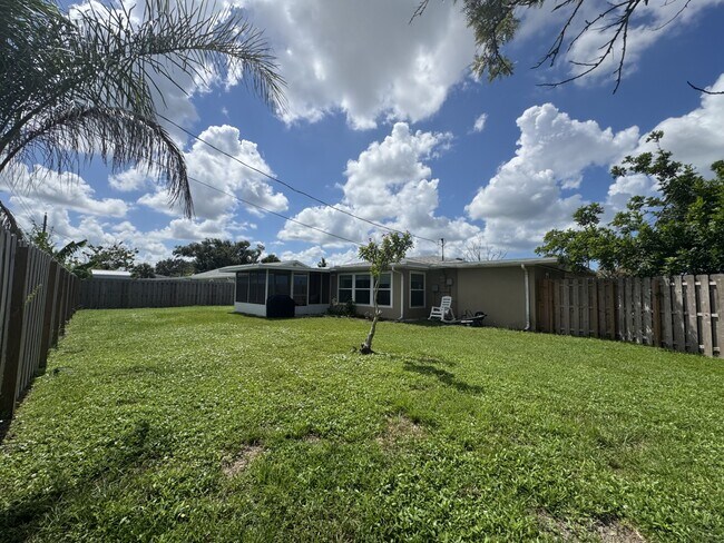 Building Photo - 345 Hillview Rd