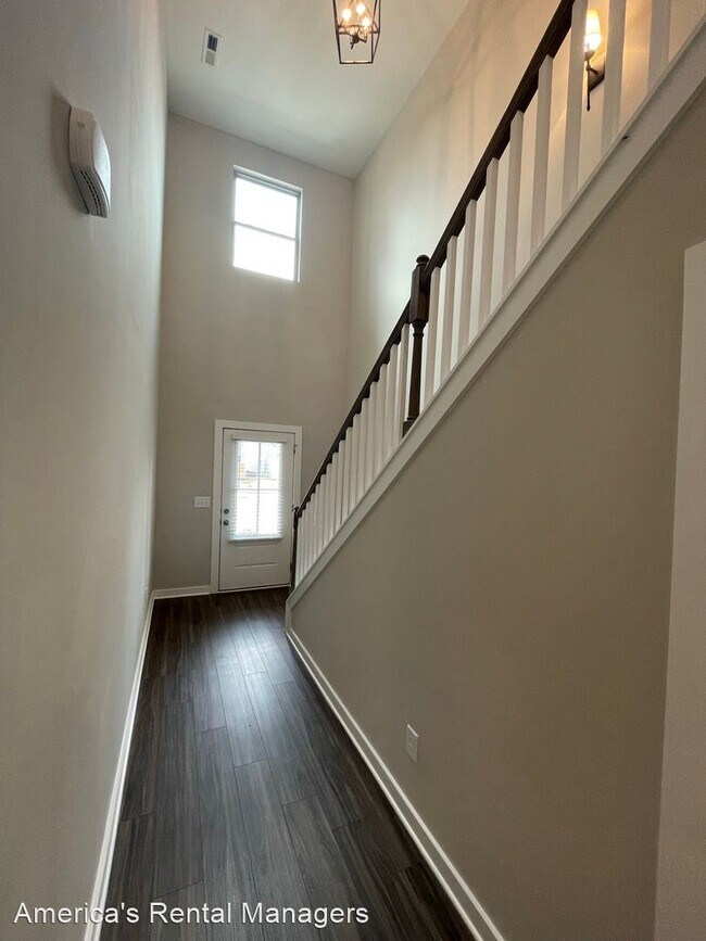 Building Photo - 4 br, 2.5 bath House - 2120 Ellsworth Loop...