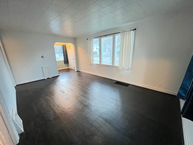 Building Photo - Spacious 3+ bed/2 bath home! Large fenced yard, garage, shed, w/d, a/c, d/w & more!