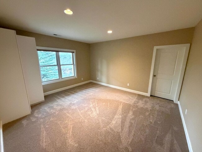 Building Photo - Absolutely Stunning, 6-Bed 3.5 Bath Execut...