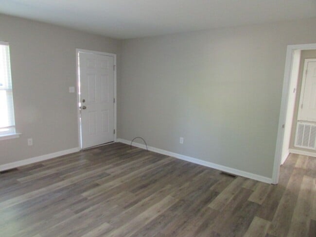 Building Photo - Charming 2BD/1BA Garden-Style Apartment