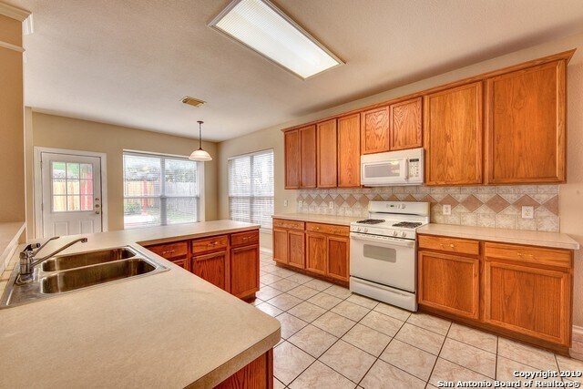 Building Photo - 5 Bedroom/3 Bath Village at Encino Park Su...