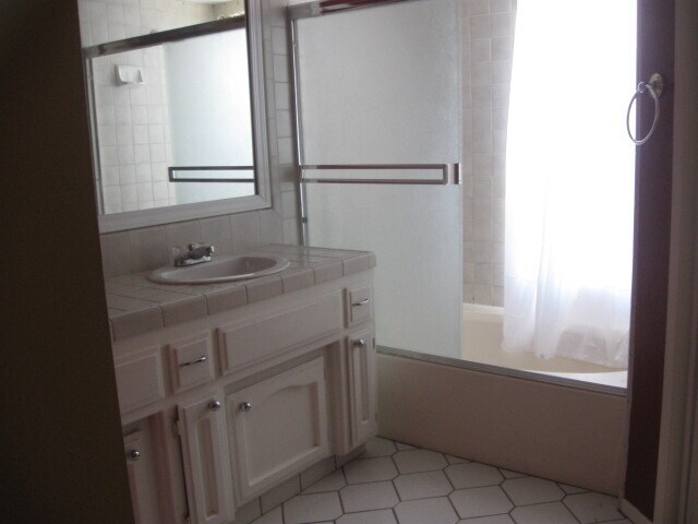 Building Photo - Northwest Home with Pool