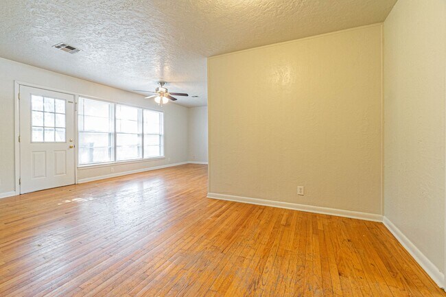 Building Photo - Three Bedroom Home in tree filled neighborhood! Lawn care included!