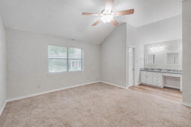Building Photo - 203 Pin Oak Dr