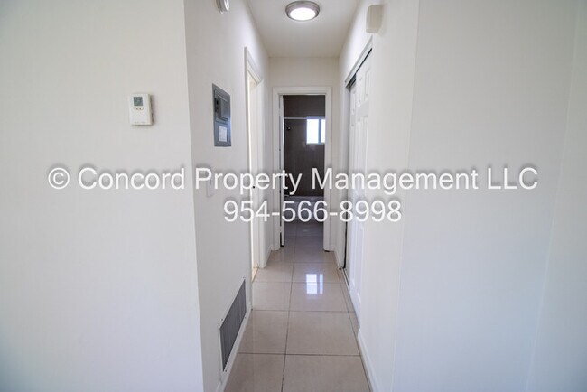 Building Photo - 2nd Floor corner 1/1 in GREAT Location - Pool- Laundry on Site