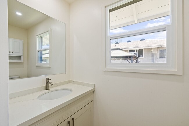 Building Photo - Newly Renovated 3 Bedroom Kailua Home!