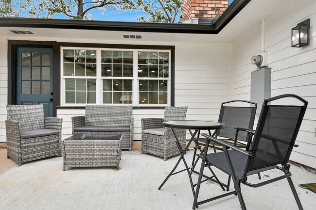 Building Photo - 10003 Briarwild Ln