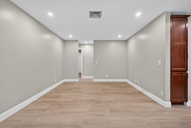 Building Photo - 905 Shore Dr