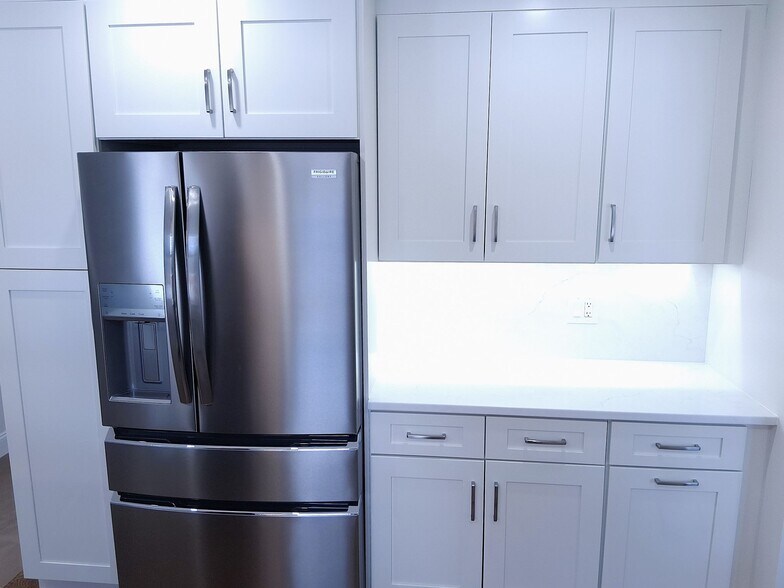 Building Photo - 34 Old East Neck Rd