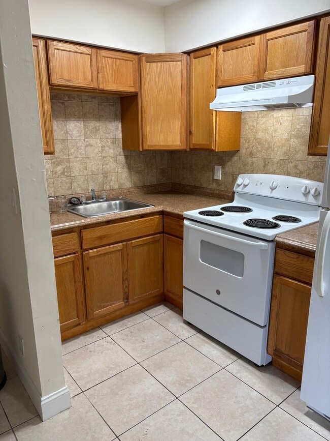 Building Photo - 826 NE 16th St