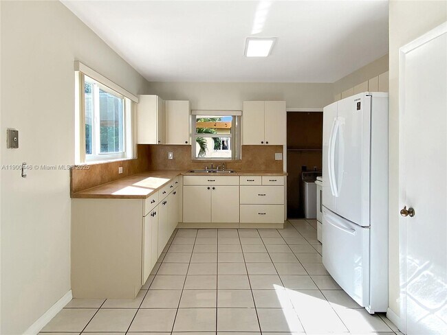 Building Photo - 7910 SW 17th Terrace