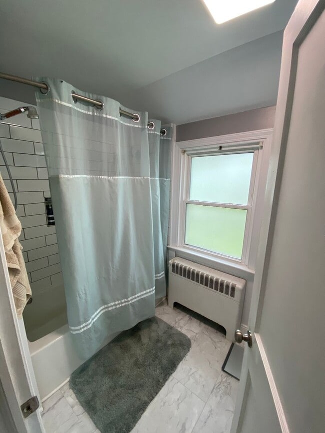 Building Photo - Beautiful 3 Bedroom House with Large Fence...