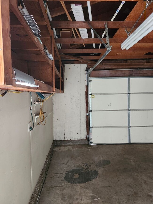 Building Photo - Inviting 3-Bedroom Home