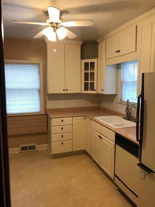 Building Photo - 2326 Scott St