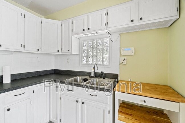Building Photo - 818 W 42nd St