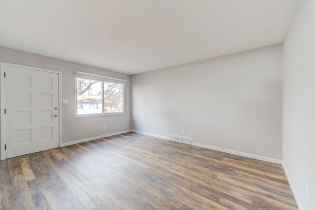 Building Photo - Pet Friendly, Single Family Renovated Home in Fox School District