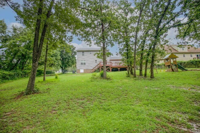 Building Photo - Charming 3 Bedroom, 2,5 Bath home with hug...