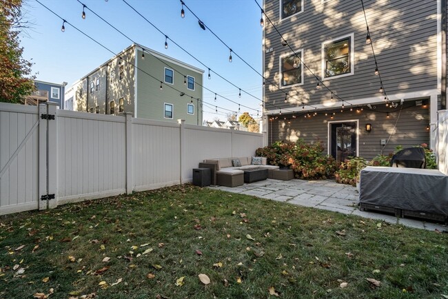 Building Photo - 50 Robey St