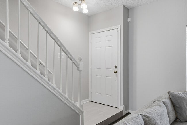 Building Photo - 1011 Fountain View Dr