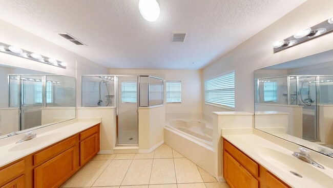 Building Photo - FABULOUS 4/2.5 HOME IN GATED CALABRIA COVE...