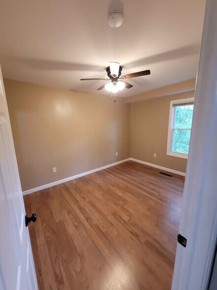 Building Photo - 391 Putnam Pike