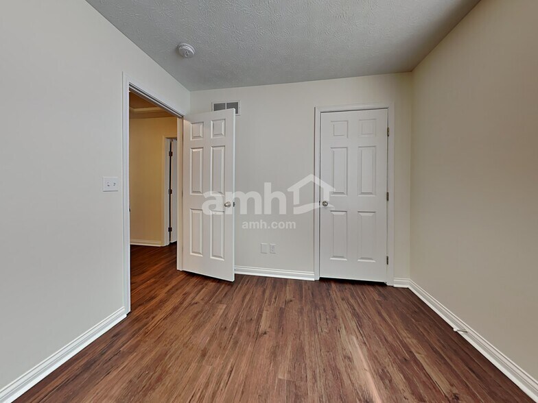 Building Photo - 2159 Glenview Dr