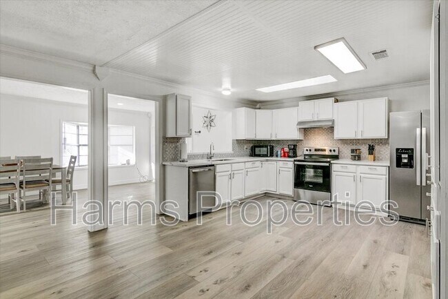 Building Photo - 185 Weiss Bluff Rd