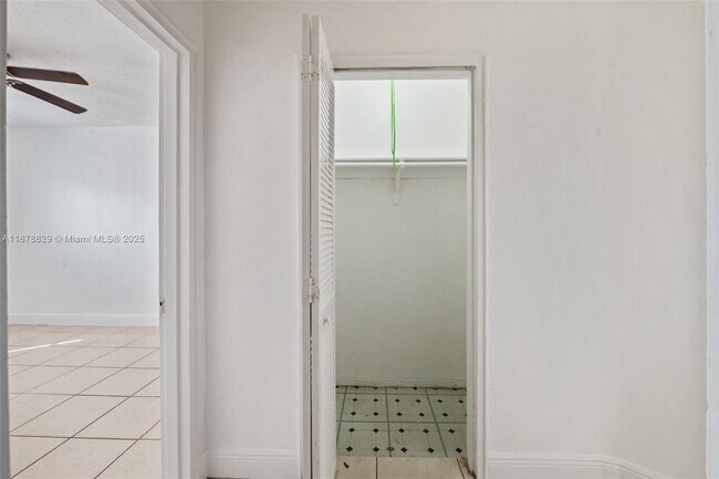 Building Photo - 3571 SW 10th St