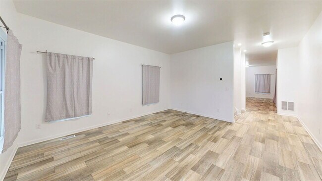 Building Photo - 417 E 18th Ave