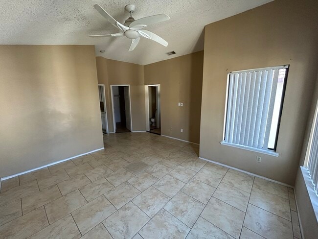 Building Photo - 1523 Heirloom Ave
