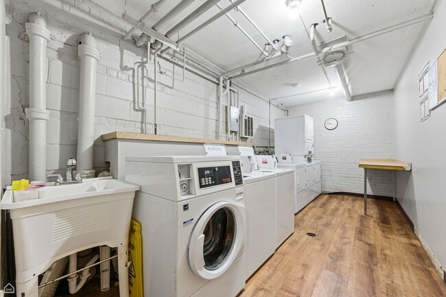 Building Photo - 5920 N Kenmore Ave