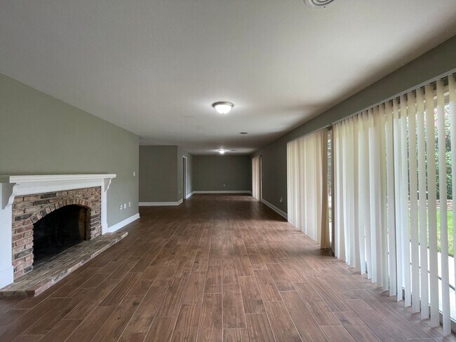 Building Photo - 334 Country Club Blvd