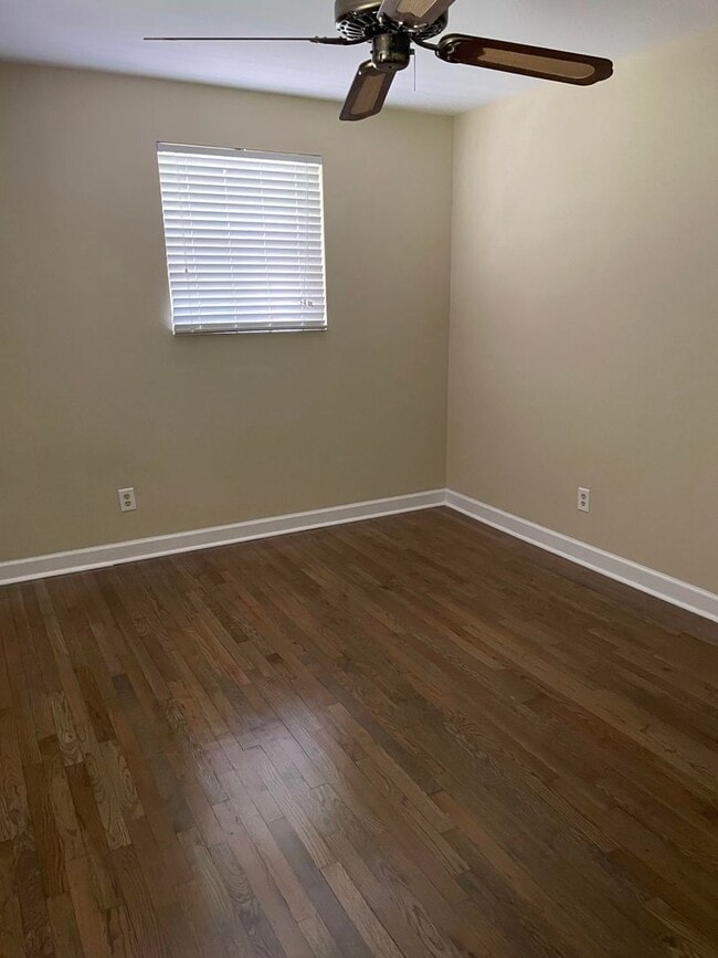 Building Photo - Charming Three Bedroom Brick Ranch in Colu...