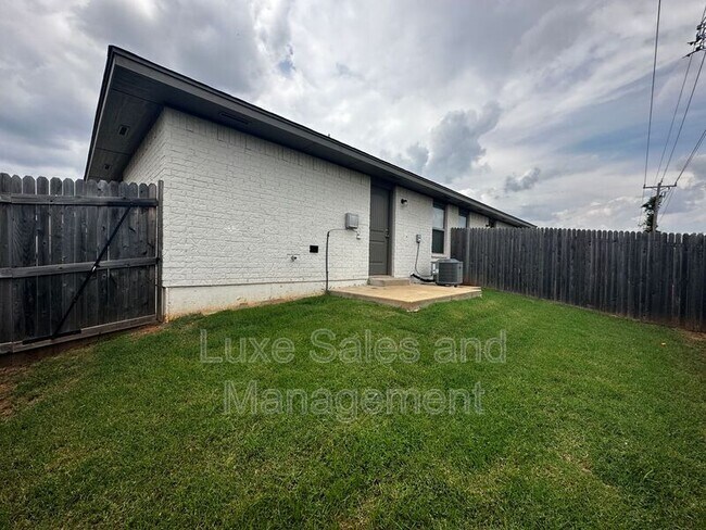 Building Photo - 11416 N Lincoln Blvd