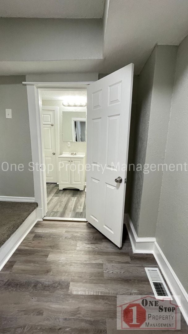 Building Photo - 4 Bedroom 2 bathroom in Kansas City!
